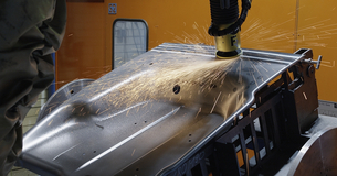 Automatisiertes Schleifen von Batteriehauben